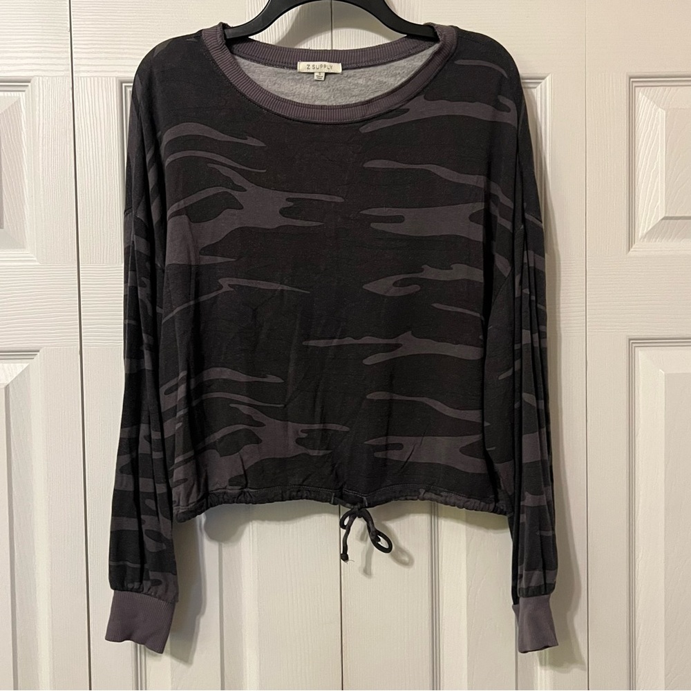 Z Supply Camo Relaxed Pullover sweatshirt in dark grey Size Small - Picture 2 of 8